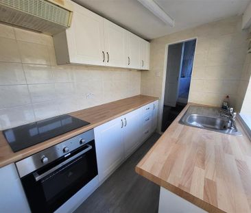 2 bedroom end of terrace house to rent - Photo 3