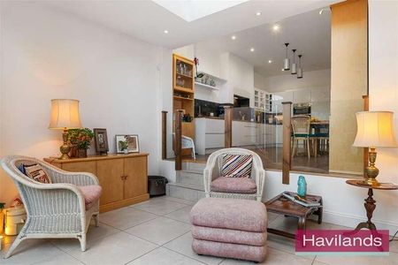 Station Road, Winchmore Hill, N21 - Photo 2