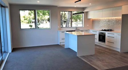 Two bedroom, two bathroom home - Photo 2