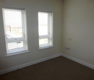 Raven Drive, Maidenhead - Photo 1