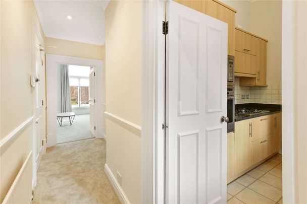 A generously proportioned one bedroom apartment with high ceilings. - Photo 1