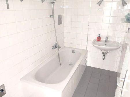 Sehr gut geschnittene Zweizimmer-Wohnung mit Balkon und Garagenplatz - Zentrale, ruhige Lage - Photo 2