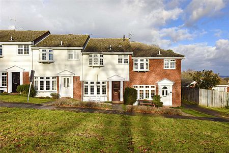 A beautifully presented three bedroom mid-terrace home close to Spinfield School. - Photo 3