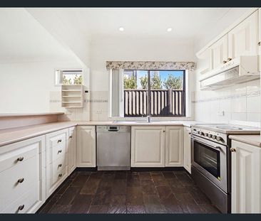 Spacious Family Home in a Quiet Street - Photo 4