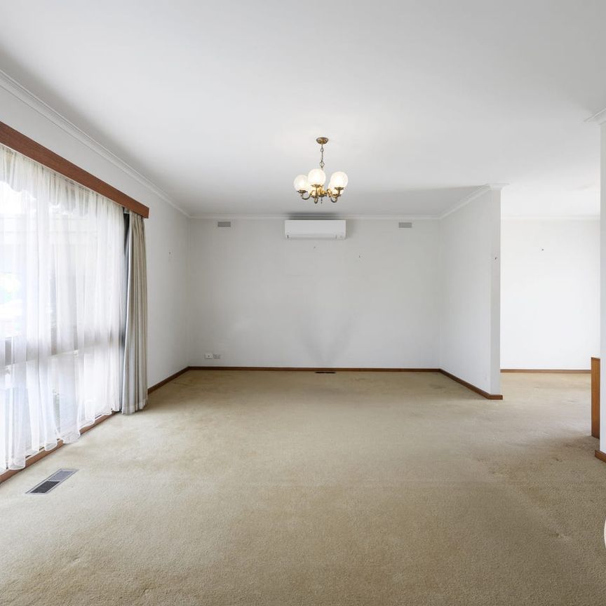 CLASSIC COMFORT & CHARM IN PRESTIGIOUS BROWNS PARADE - Photo 1