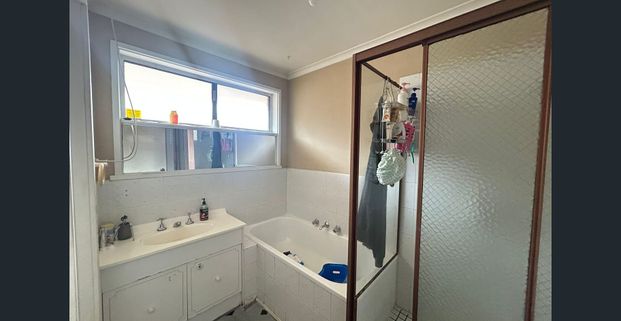 3-Bedroom Family Home in a Quiet, Convenient Location !!! - Photo 1