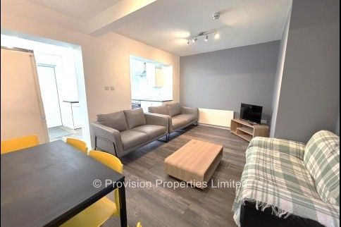 6 Bedroom Houses in Headingley - Photo 1