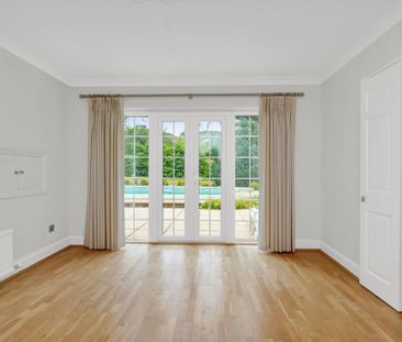 Available to let is a superb 5 bedroom family home in a convenient ... - Photo 1
