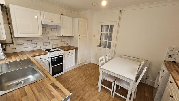 1 bedroom in a house share to rent - Photo 1