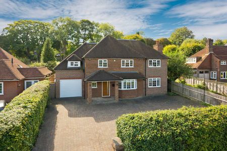 A large five bedroom detached family home with a garage in a very sought after location near Guildford main line station and the the centre of Guildford. - Photo 4