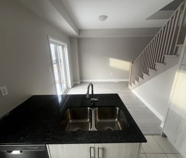 For Lease - 230 Prince William Way, Barrie, Ontario - Photo 4