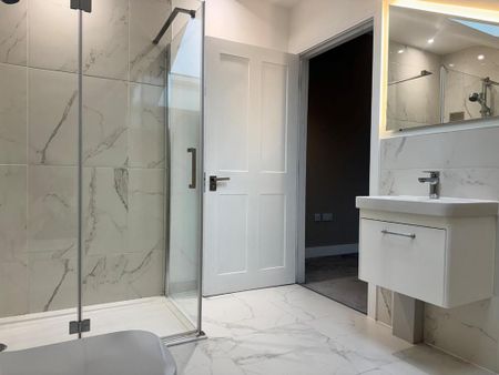 2 bedroom penthouse to rent - Photo 4