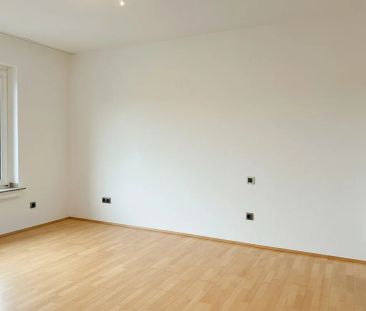 Elegante Wohnung in Top-Lage mit großzügigem Lichteinfall - Photo 3
