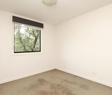 Stylish 2-Bedroom Apartment in Prime Location - Photo 2