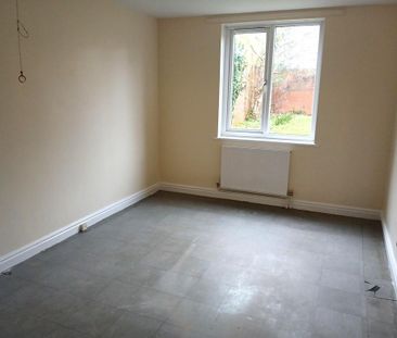 2 bedroom ground floor flat to rent - Photo 2