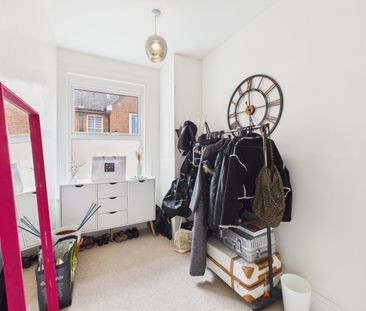 2 bedroom Maisonette in St. Michaels Road, Hampshire - Photo 6