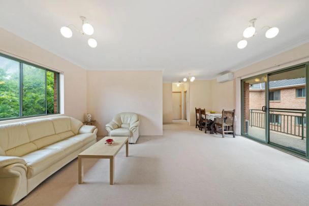 Large, well presented two bedroom unit. - Photo 1