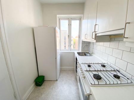 Centraltbeliggende og lys 2-værelses lejlighed med altan - Foto 5