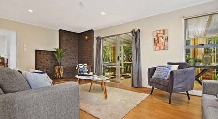 SINGLE LEVEL 3 BEDROOM BEAUTY - Photo 3