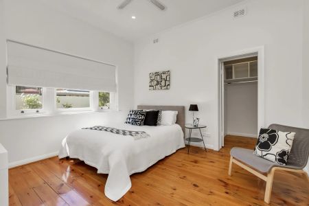 Stone fronted four bedroom family residence with dual access - Photo 5