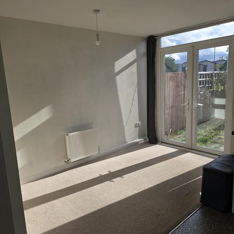 4 bedroom semi-detached house to rent - Photo 1