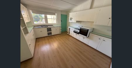 BIG UPSTAIRS FLAT WITH RECENT RENOVATIONS - Photo 2