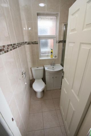 4 bedroom terraced house to rent - Photo 5
