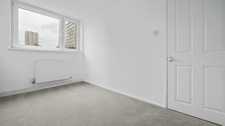 3 bedroom flat to rent - Photo 5