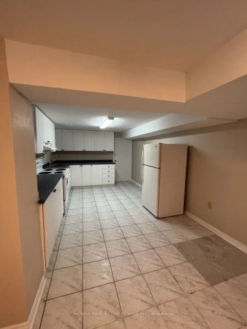 Detached Home For Lease | W9074863 - Photo 5