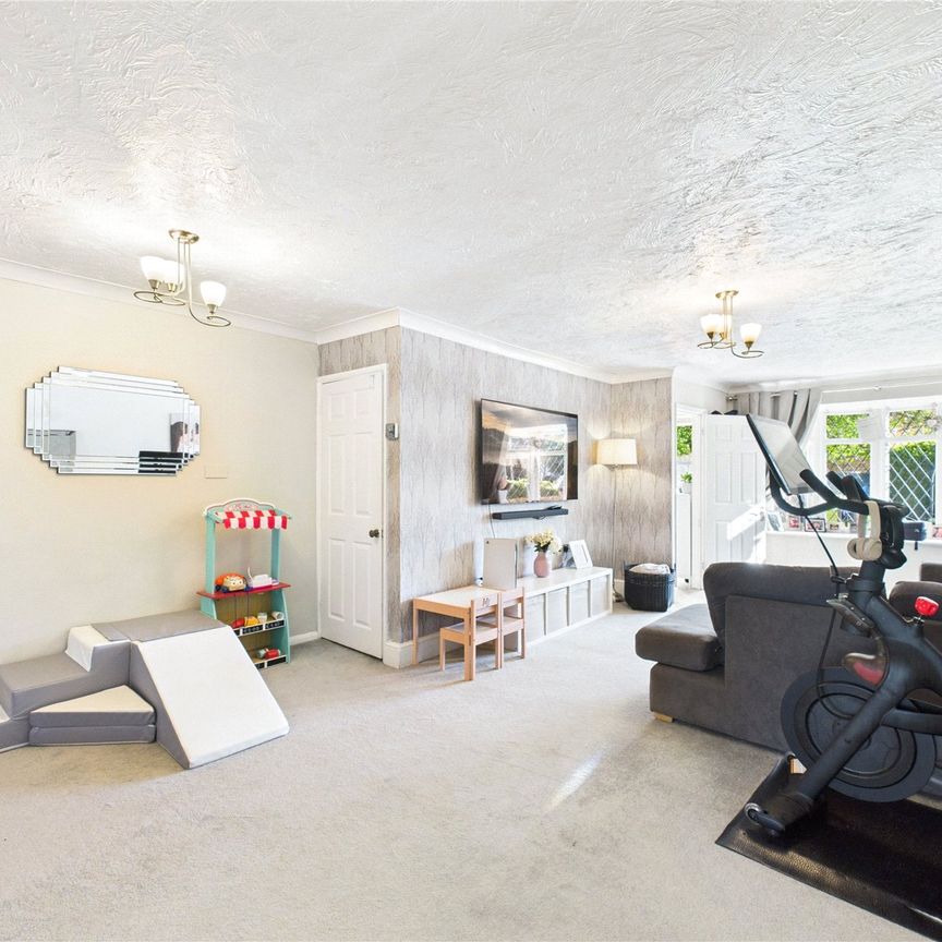 3 bedroom House in Harlech Road, Camberley - Photo 1