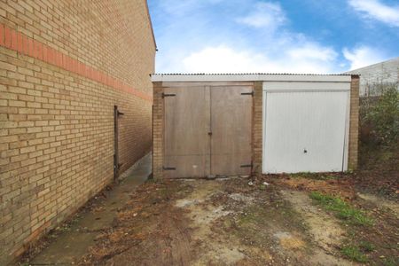 Babington Park, Grange Park, Swindon, Swindon, SN5 - Photo 2