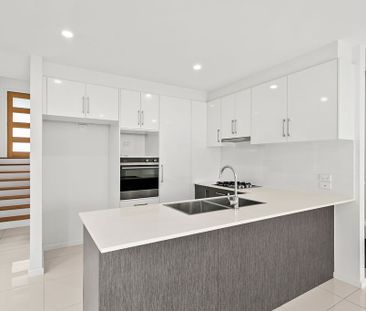 Spacious 3 Bed Room Town House - Photo 3