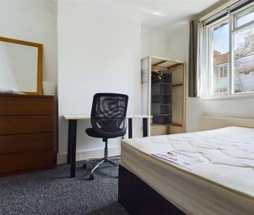 4 bedroom terraced house to rent - Photo 6