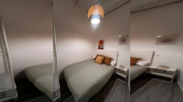 Room in a shared 14-bedroom apartment for rent in el Gòtic, professionals and students. - Photo 1