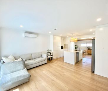 Cozy & Light Filled Family Home - Photo 1