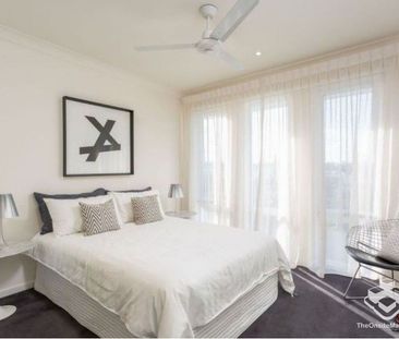 Modern 3 Bedroom Townhouse in The Heights Estate - Photo 2