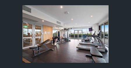 EXECUTIVE APARTMENT LIVING AT ITS FINEST - Photo 2