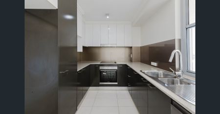 Central, Modern & Secure Apartment - Photo 4