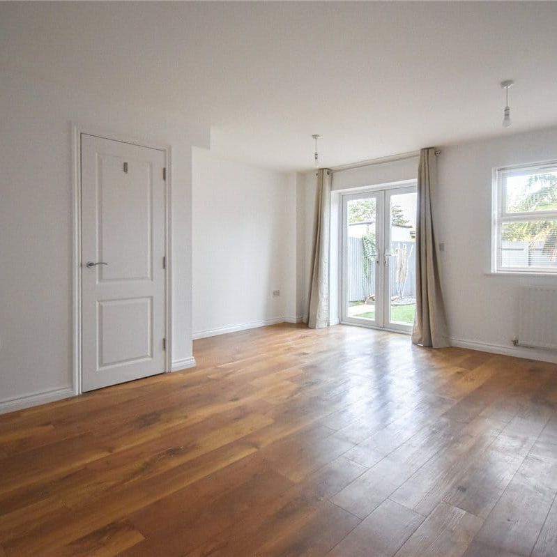 Well presented 3 bedroom townhouse to rent to the east of the City and within walking distance of Newmarket Road retail park, Science Park and Cambridge north train station. GCH. Allocated parking. Unfurnished. - Photo 1