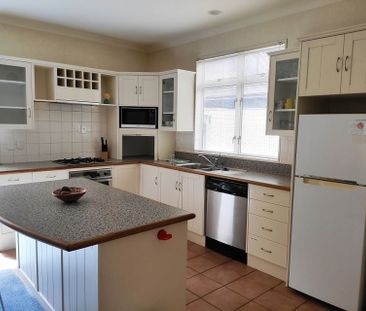 Fully Furnished and Low Maintenance Modern House - Photo 3