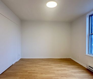 Logement de deux chambres (1 chambre + bureau) offert en location s... - Photo 2