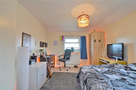 4 bedroom semi-detached house to rent - Photo 2