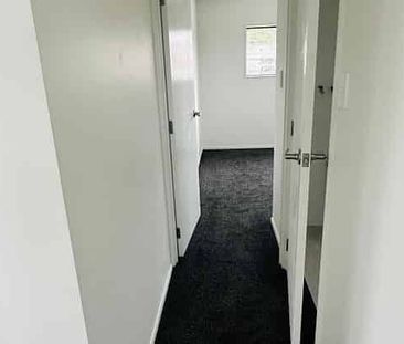 Modern 2BR Home in Ranui - AC & Courtyard - Photo 4