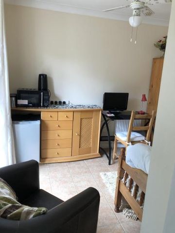 SELF CONTAINED STUDIO ROOM WITH OWN ENTRANCE - Photo 2