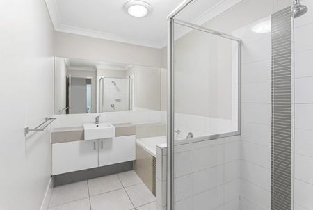 Spacious Townhouse - Photo 2