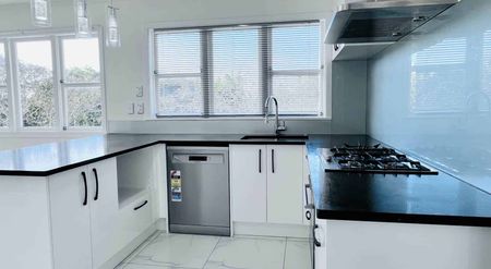 Large family home with 4 heatpumps in Mt Welli... - Photo 4