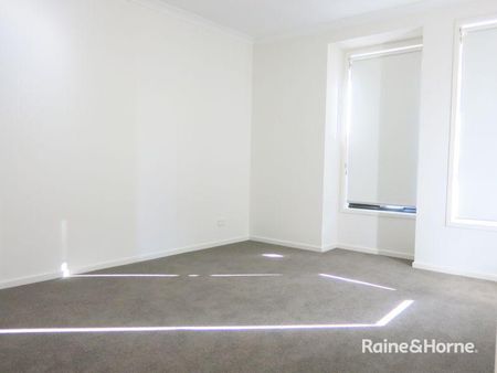 "MODERN 4 BEDROOM FAMILY HOME IN GREAT CENTRAL LOCATION!" - Photo 2