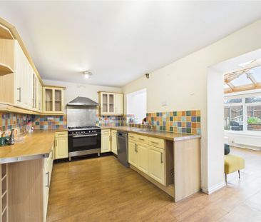 3 bedroom House in Meadow Way, Bracknell - Photo 3