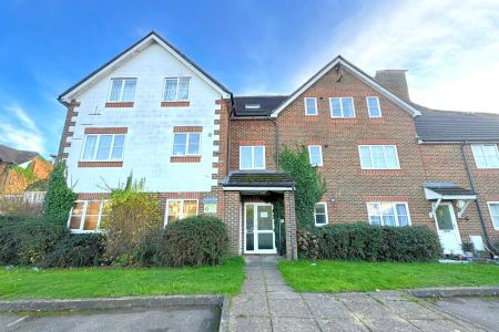 High Street, Woking - 1 bedroomProperty for lettings - Seymours - Photo 2