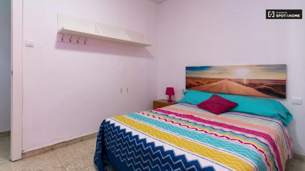 Room in a shared 4-bedroom apartment for rent in Centro-Sagrario, smoking allowed balcony. - Foto 1